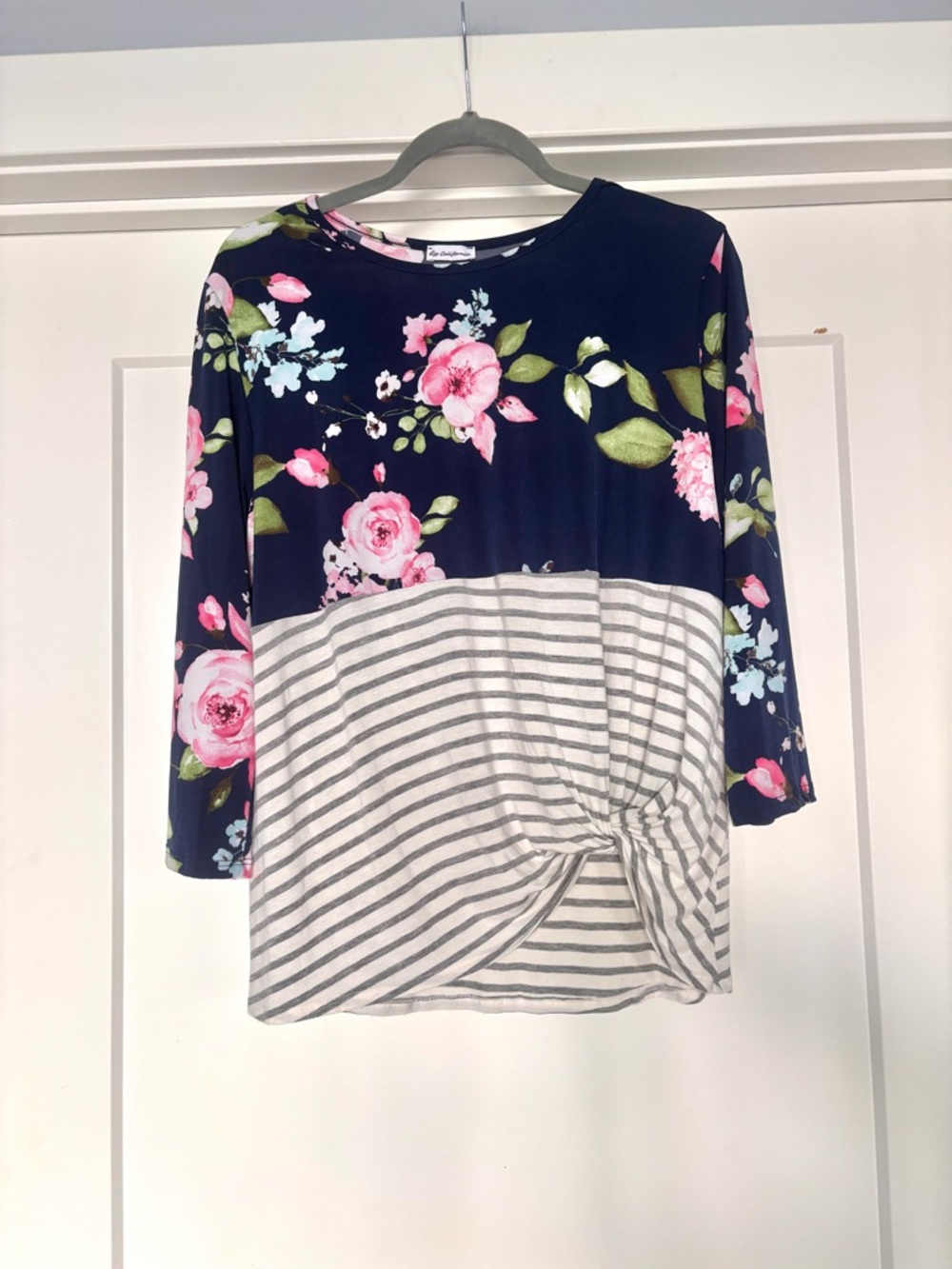 Egy California Navy/ Pink/ White Floral & Stripe Twist Front 3/4 Sleeve Top Sz L